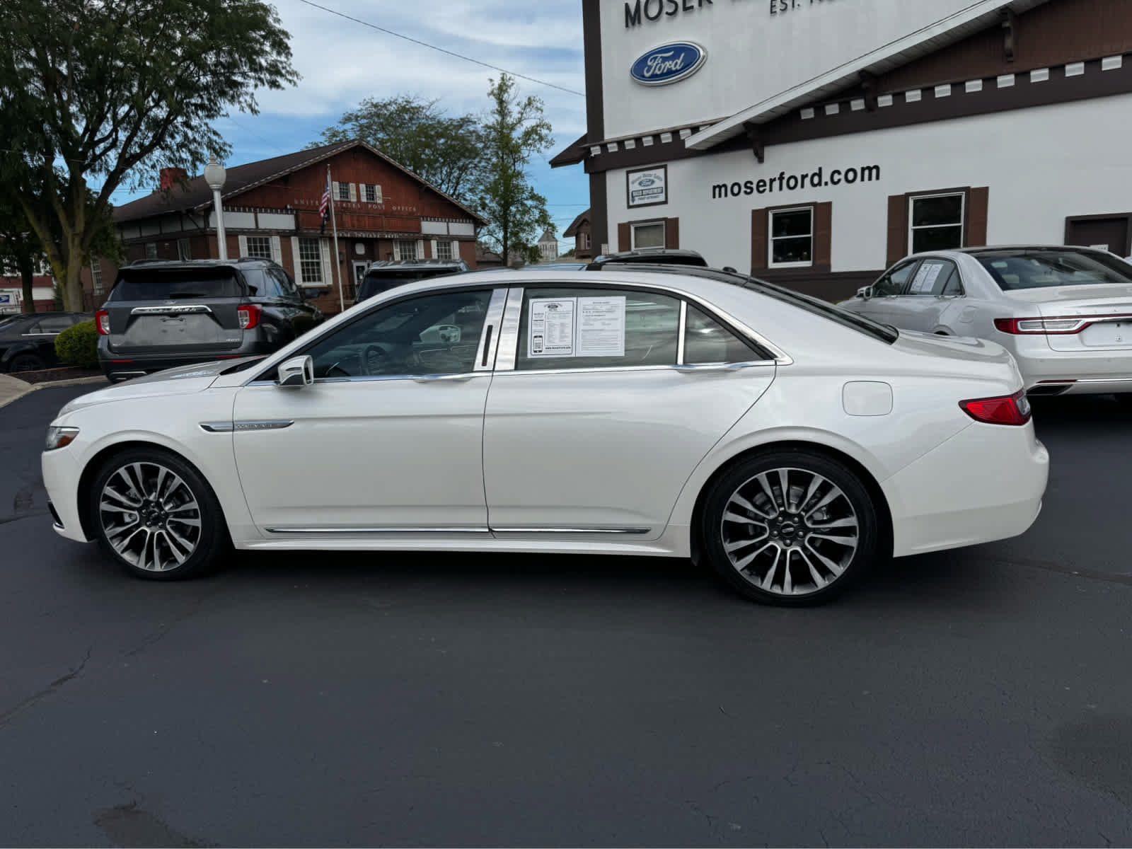 Used 2017 Lincoln Continental Select w/ Climate Package AWD/4WD image 2