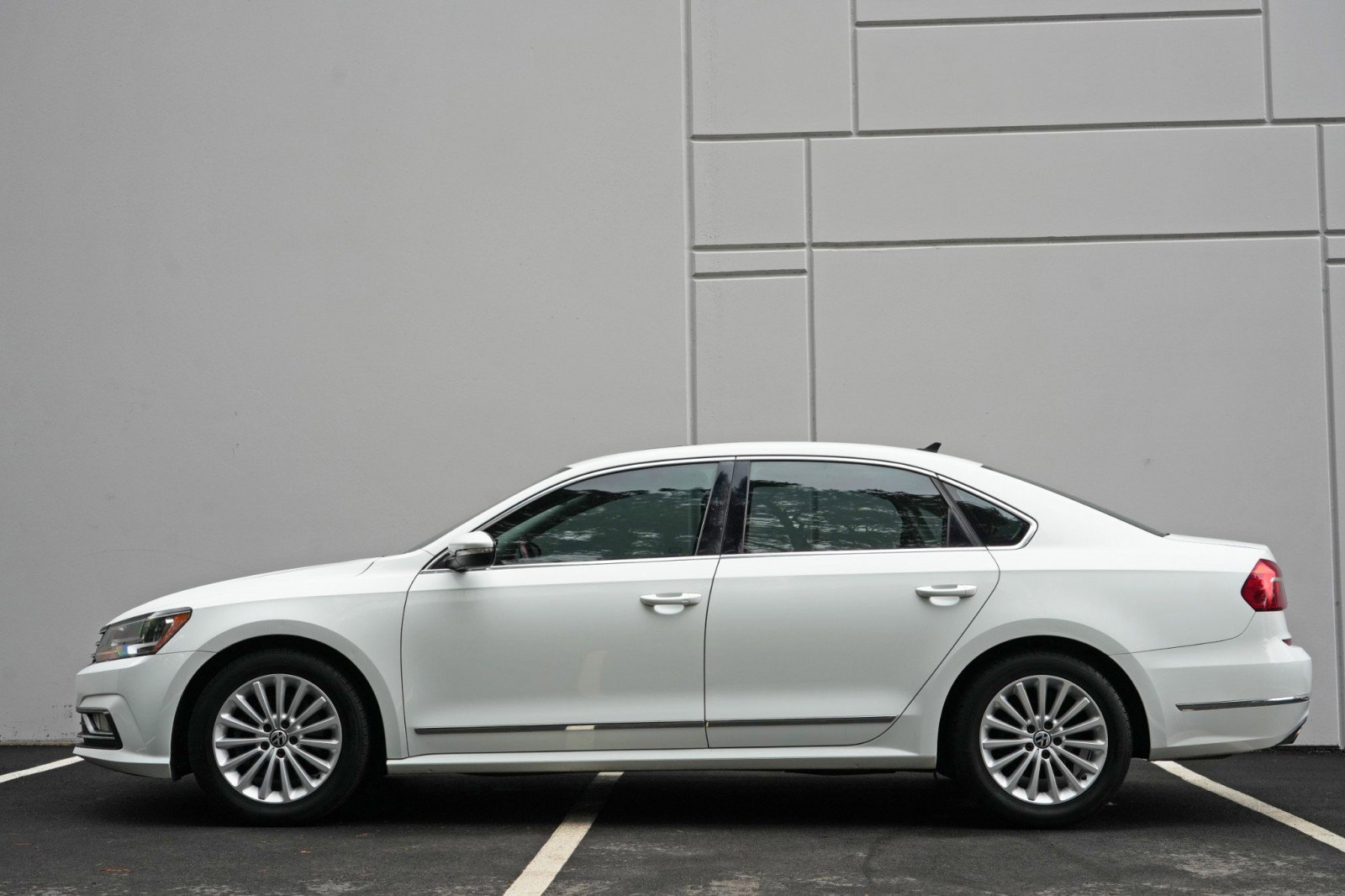 Used 2016 Volkswagen Passat 1.8T SE FWD image 8