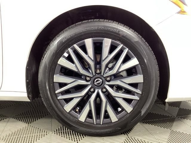 Used 2025 Nissan Altima 2.5 SV FWD image 11