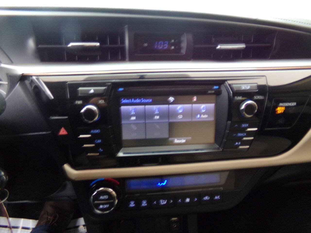 Used 2015 Toyota Corolla LE FWD image 17