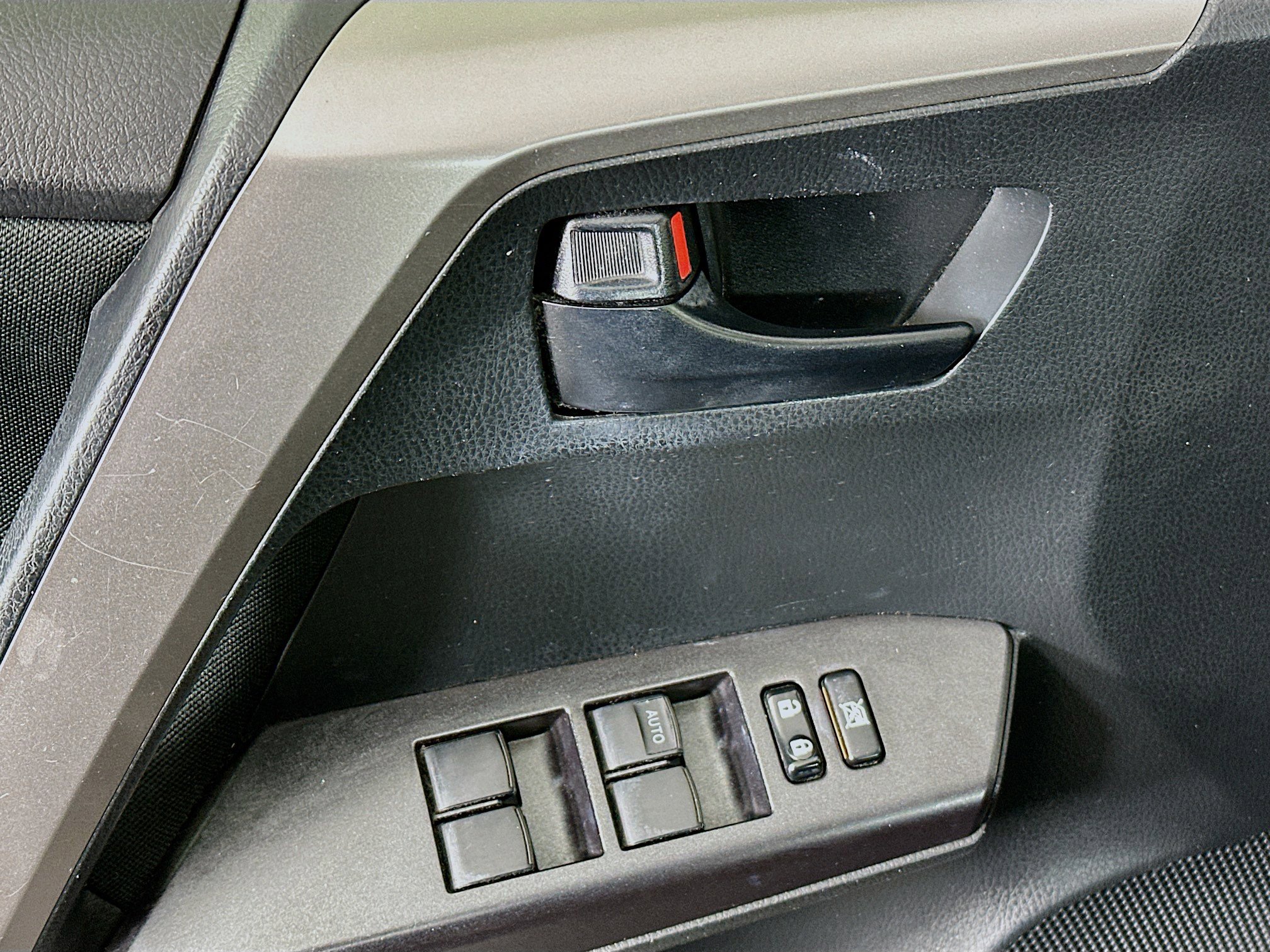 Used 2017 Toyota RAV4 LE image 15