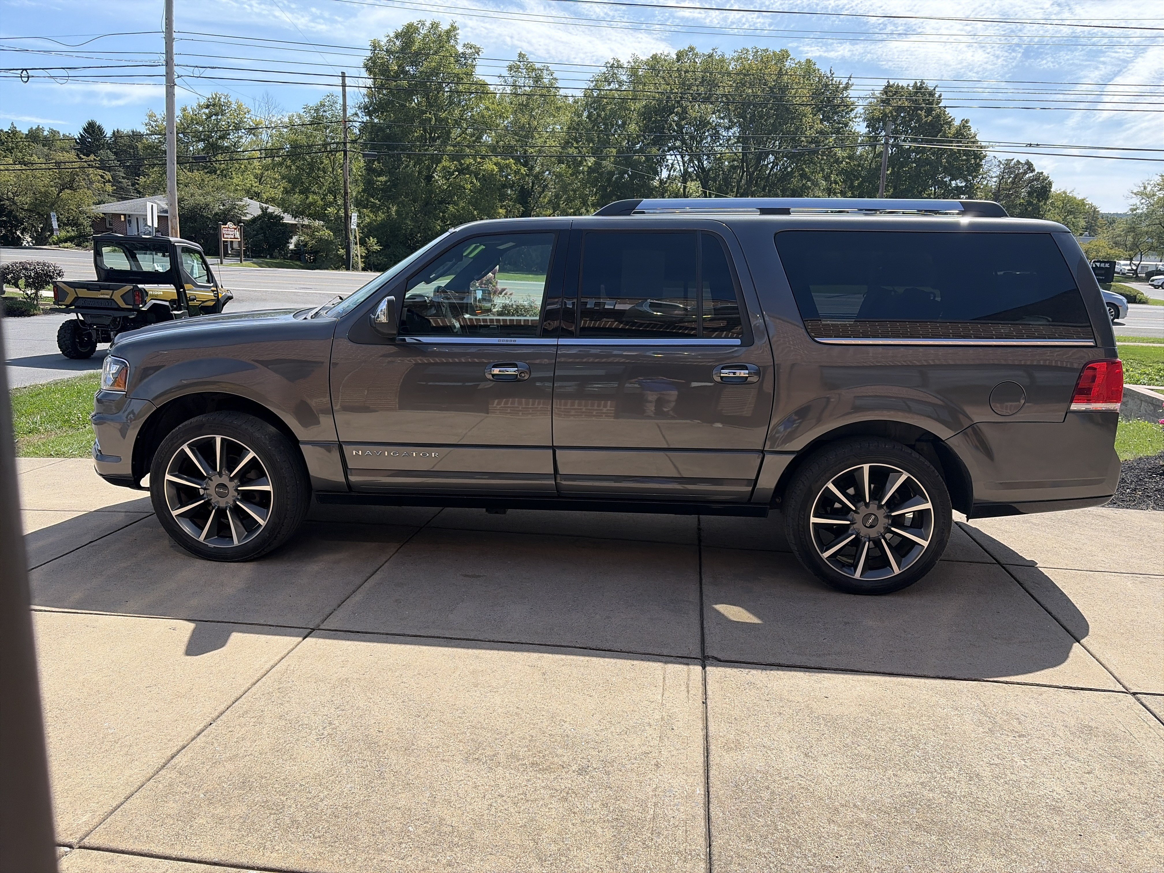 Used 2017 Lincoln Navigator L Reserve AWD/4WD image 29