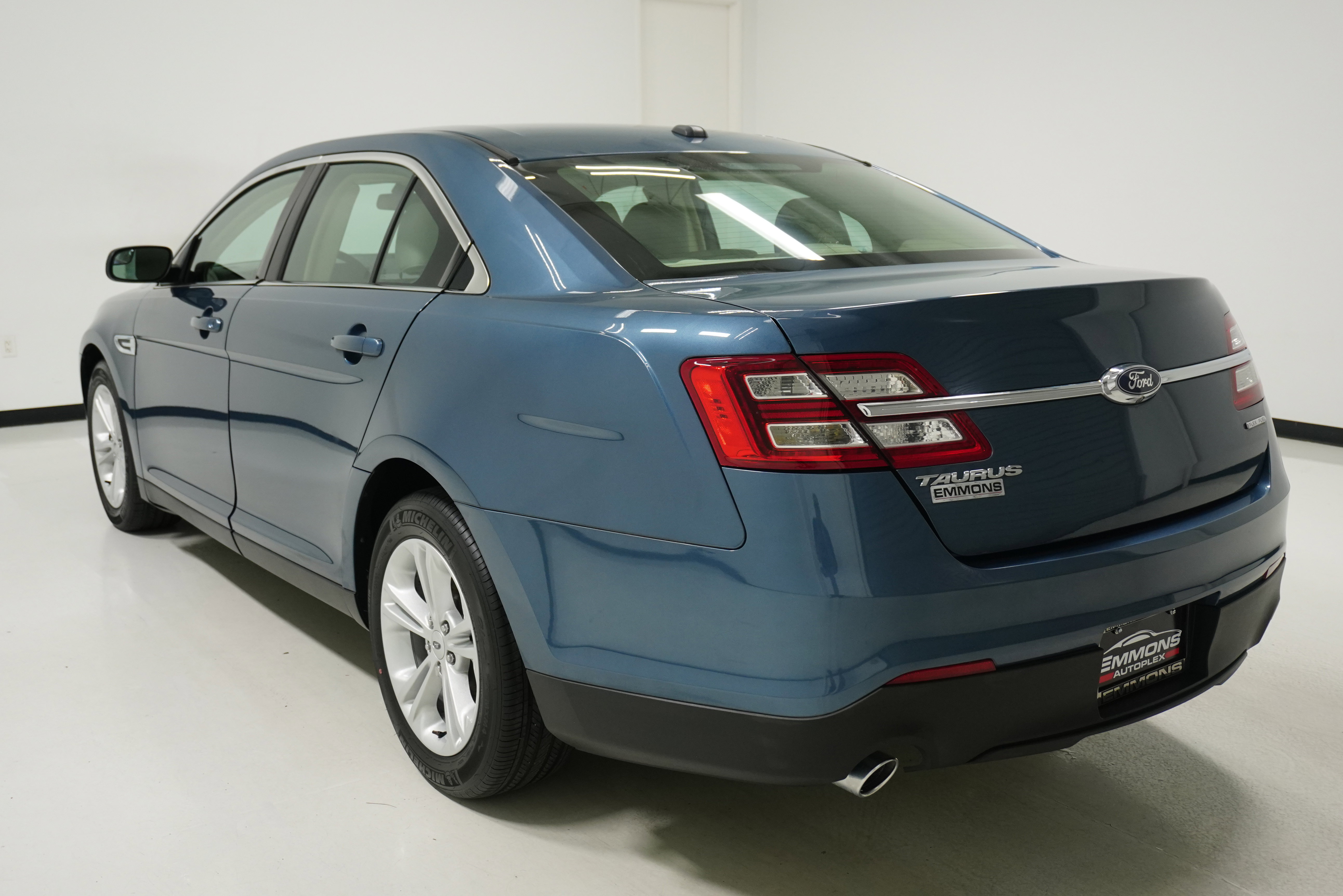 Used 2018 Ford Taurus SE image 6