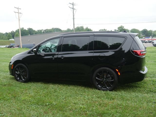 Used 2025 Chrysler Pacifica Limited w/ Trailer Tow Group FWD image 10