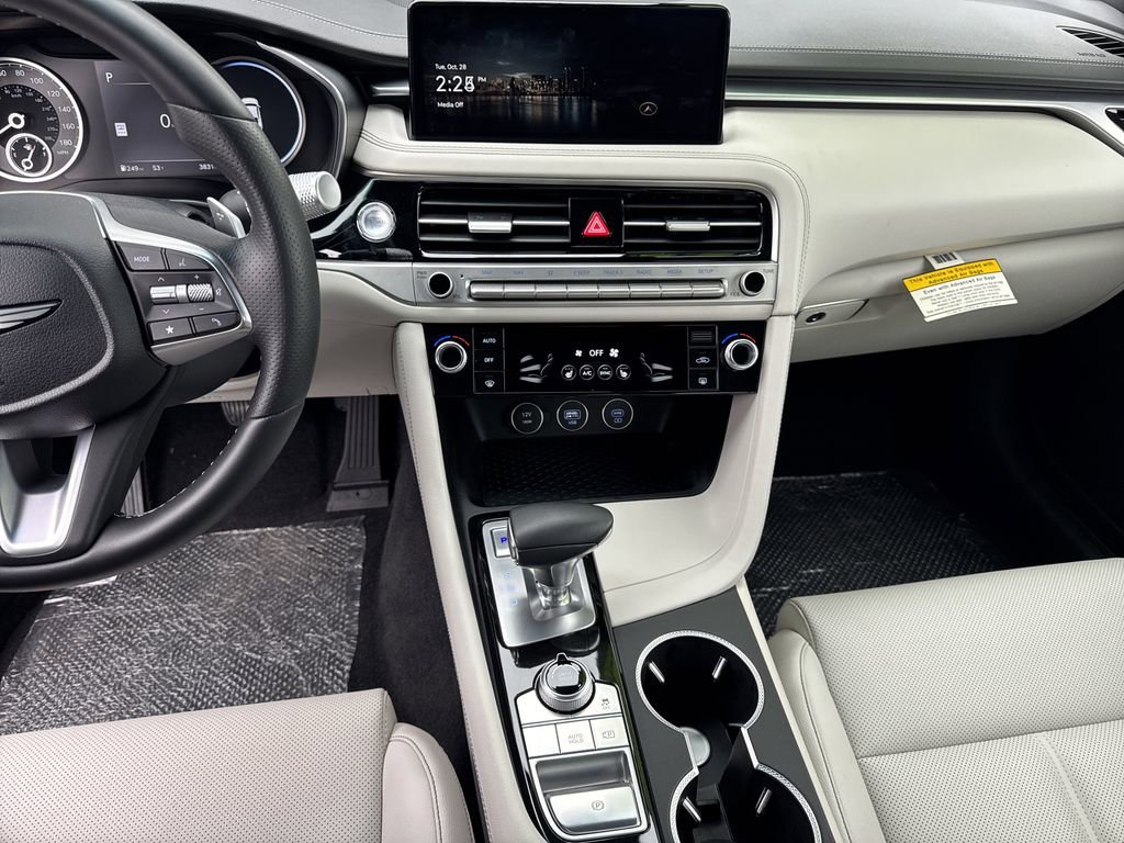 Used 2025 Genesis G70 2.5T image 30
