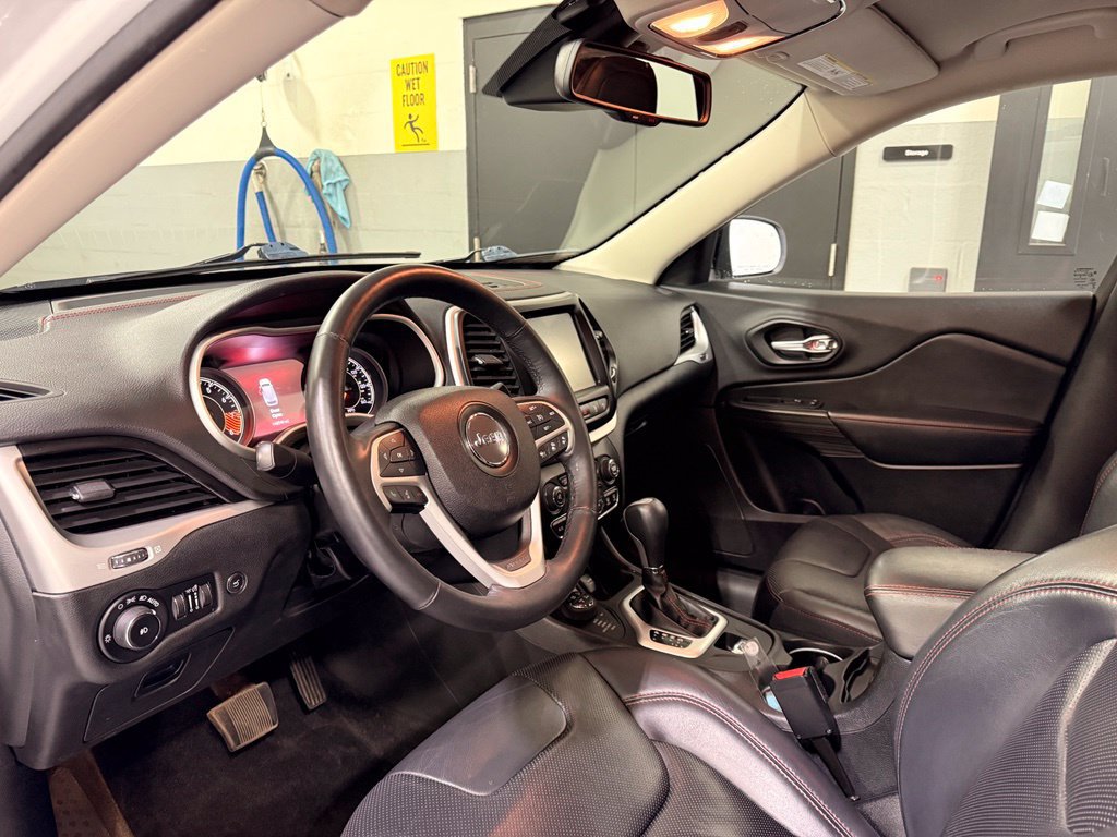 Used 2015 Jeep Cherokee Trailhawk w/ Comfort/Convenience Group AWD/4WD image 11