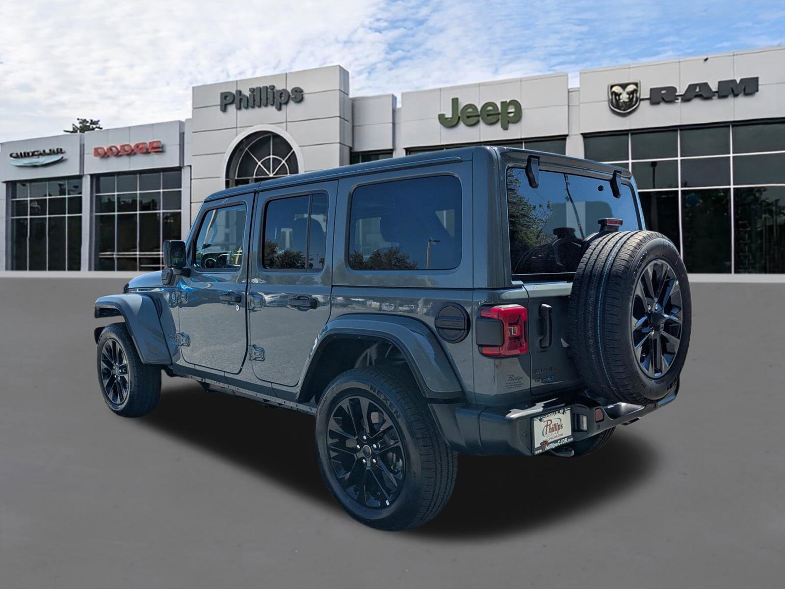 Used 2025 Jeep Wrangler Unlimited Sahara w/ Safety Group image 5
