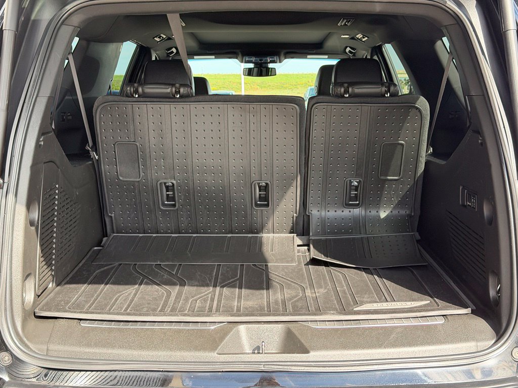 Used 2022 Chevrolet Suburban RST w/ Luxury Package AWD/4WD image 9