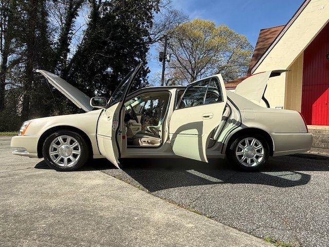 Used 2011 Cadillac DTS FWD image 24