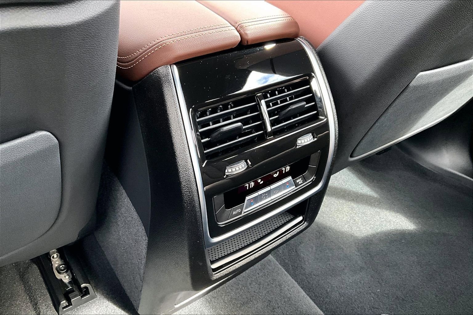 Used 2025 BMW X7 xDrive40i w/ M Sport Package image 35