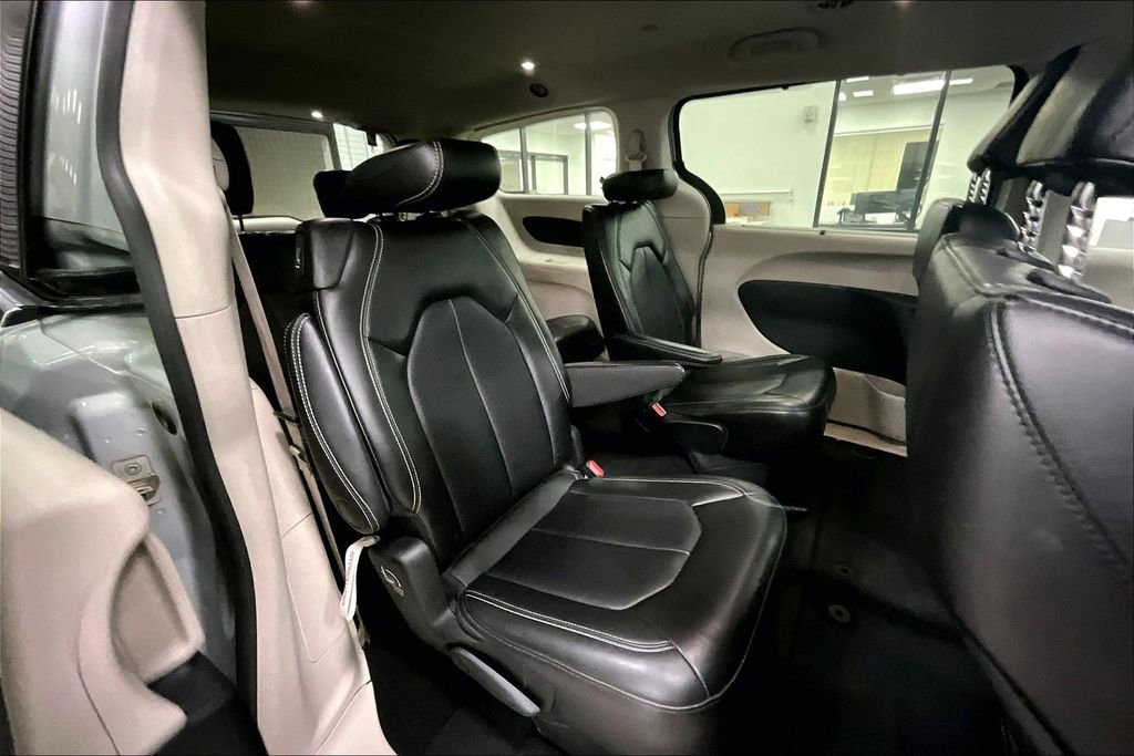 Used 2024 Chrysler Pacifica Touring-L image 24
