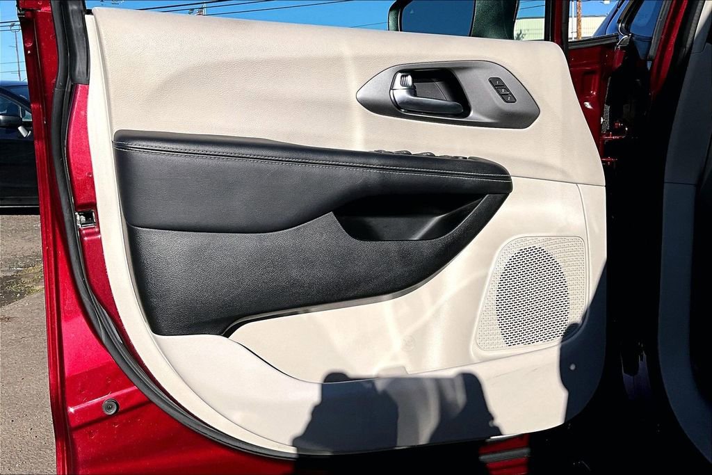 Used 2023 Chrysler Pacifica Touring-L image 23