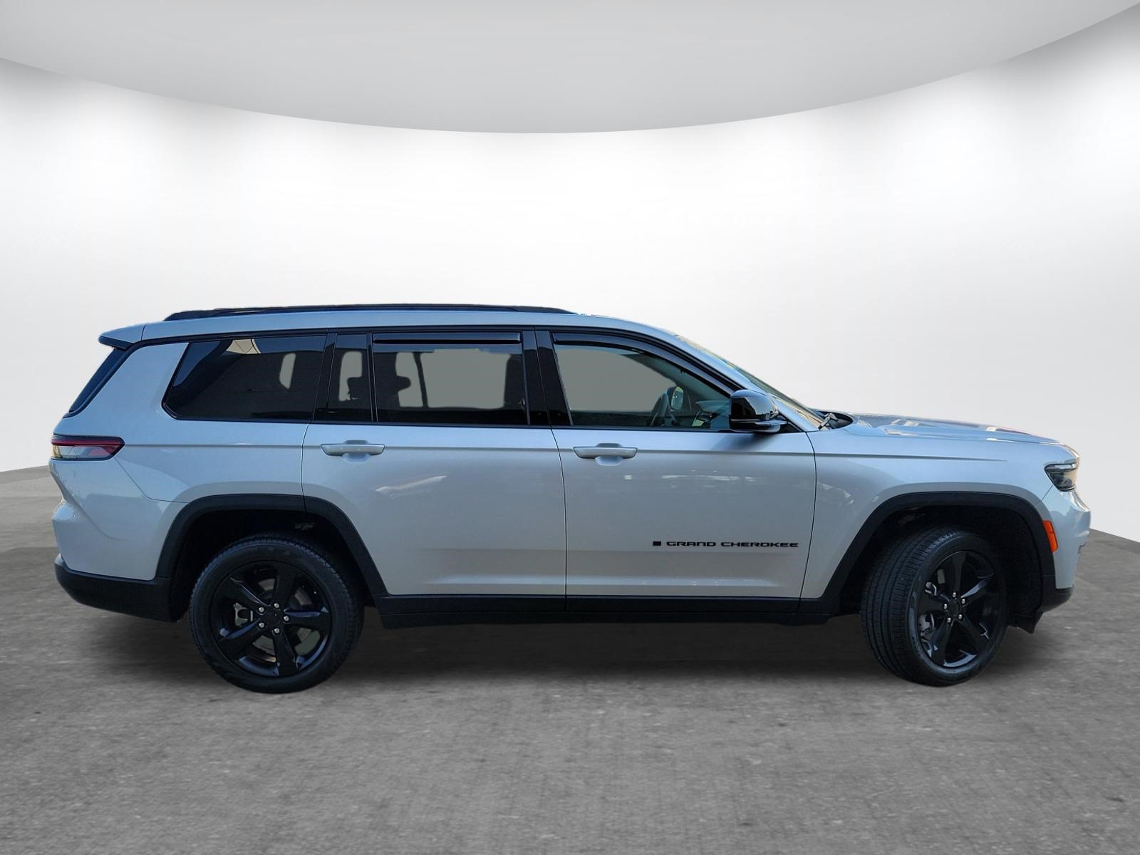 Used 2025 Jeep Grand Cherokee L Limited w/ Black Appearance Package RWD image 4