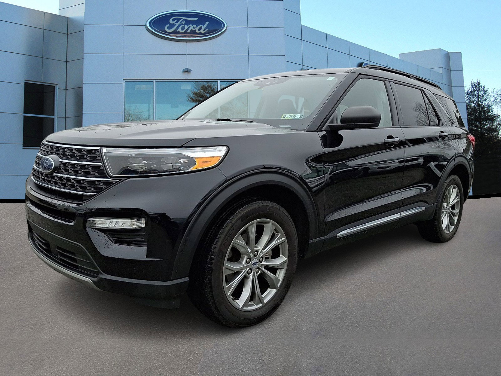 Certified 2023 Ford Explorer XLT w/ Equipment Group 202A AWD/4WD image 4