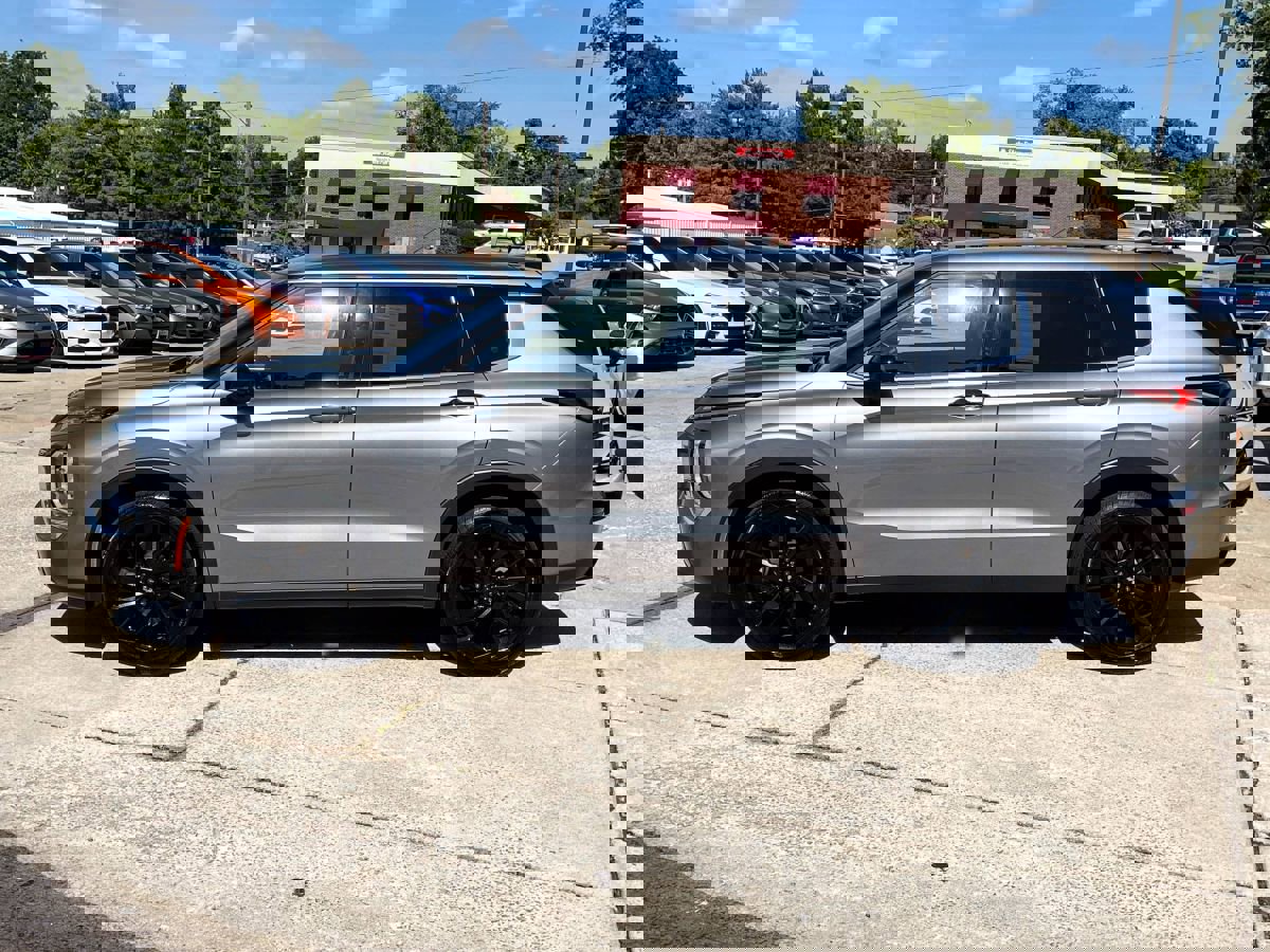 Used 2024 Mitsubishi Outlander SE Black Edition image 3