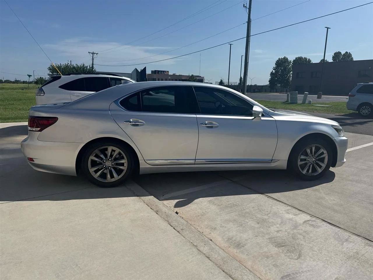 Used 2014 Lexus LS 460 w/ Comfort Package RWD image 9