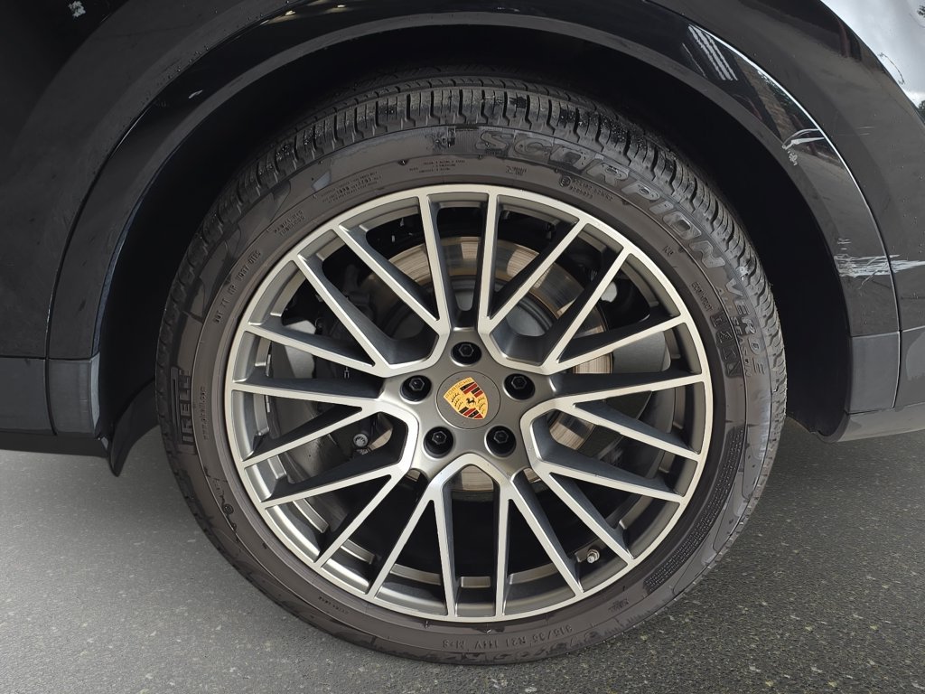Used 2023 Porsche Cayenne Platinum Edition AWD/4WD image 32
