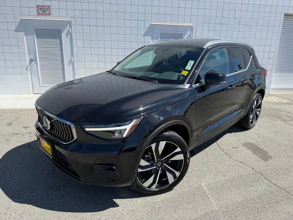 Used 2025 Volvo XC40 B5 Plus image 1