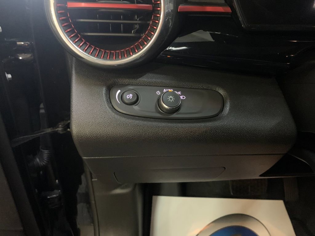 Used 2025 Chevrolet Trax RS w/ Sunroof Package image 32