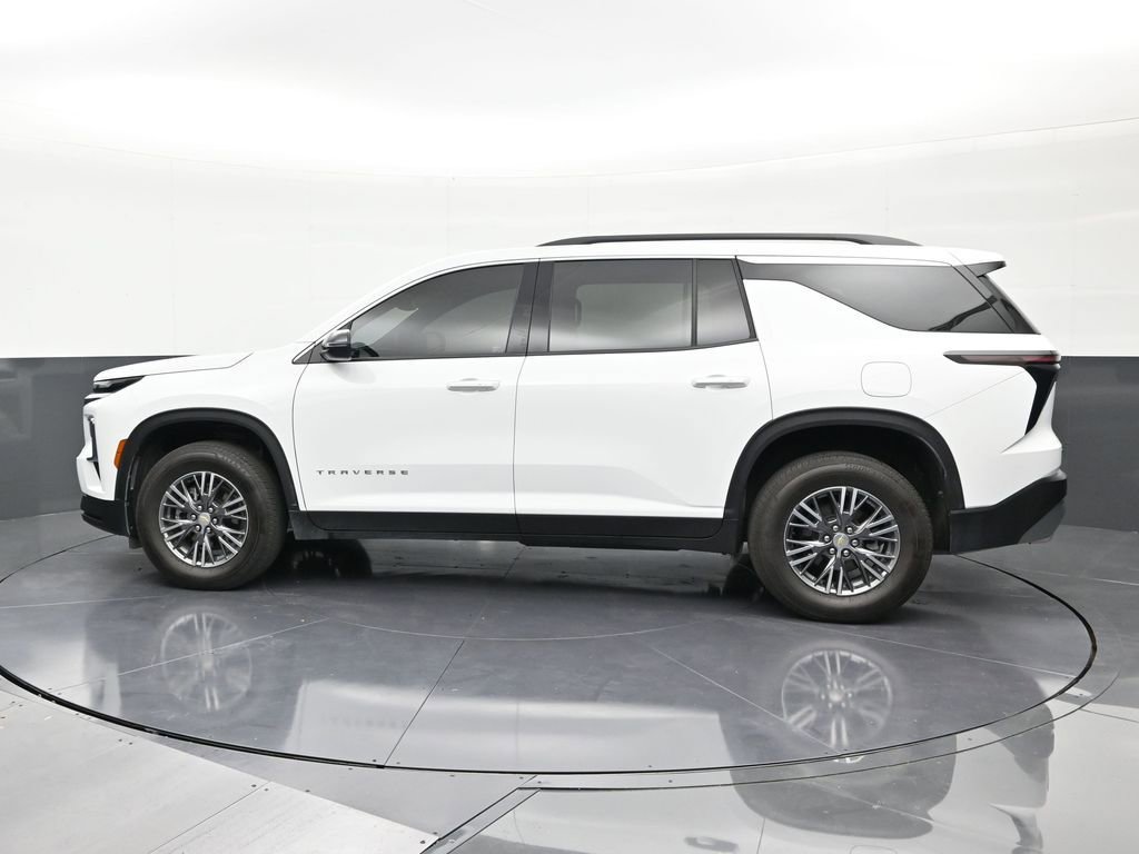 Used 2025 Chevrolet Traverse LT FWD image 2