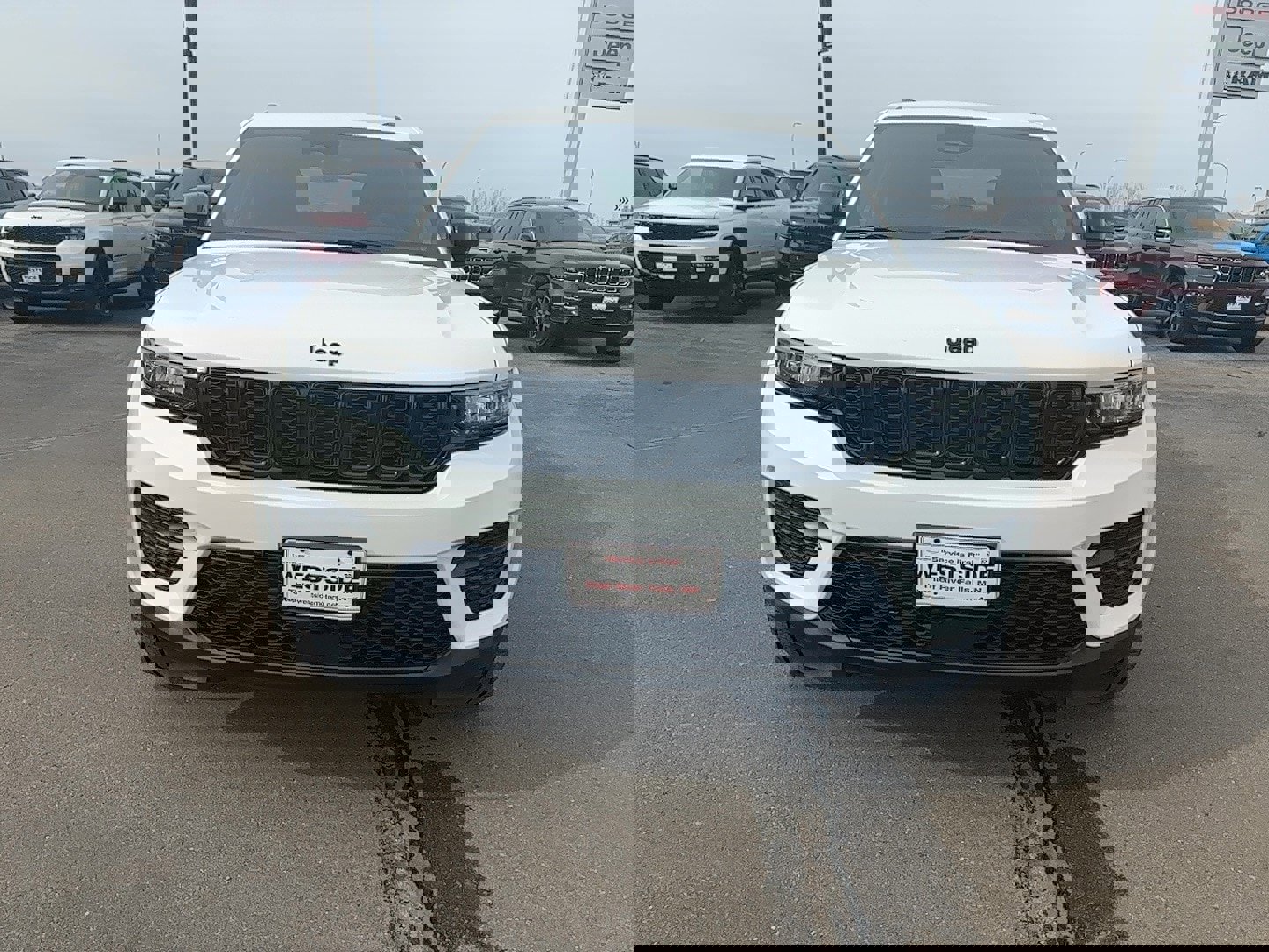 New 2025 Jeep Grand Cherokee Altitude image 2