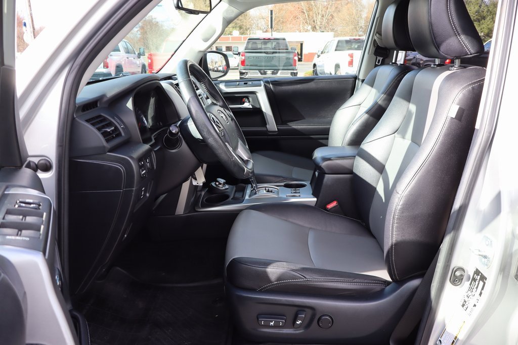 Used 2016 Toyota 4Runner SR5 image 3