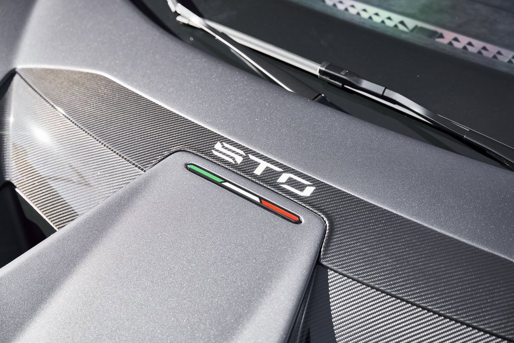 Used 2023 Lamborghini Huracan STO image 10