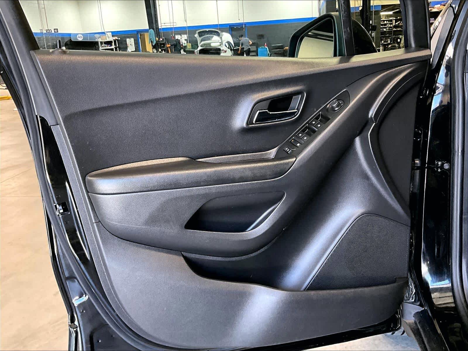 Used 2022 Chevrolet Trax LT w/ Midnight Edition AWD/4WD image 9