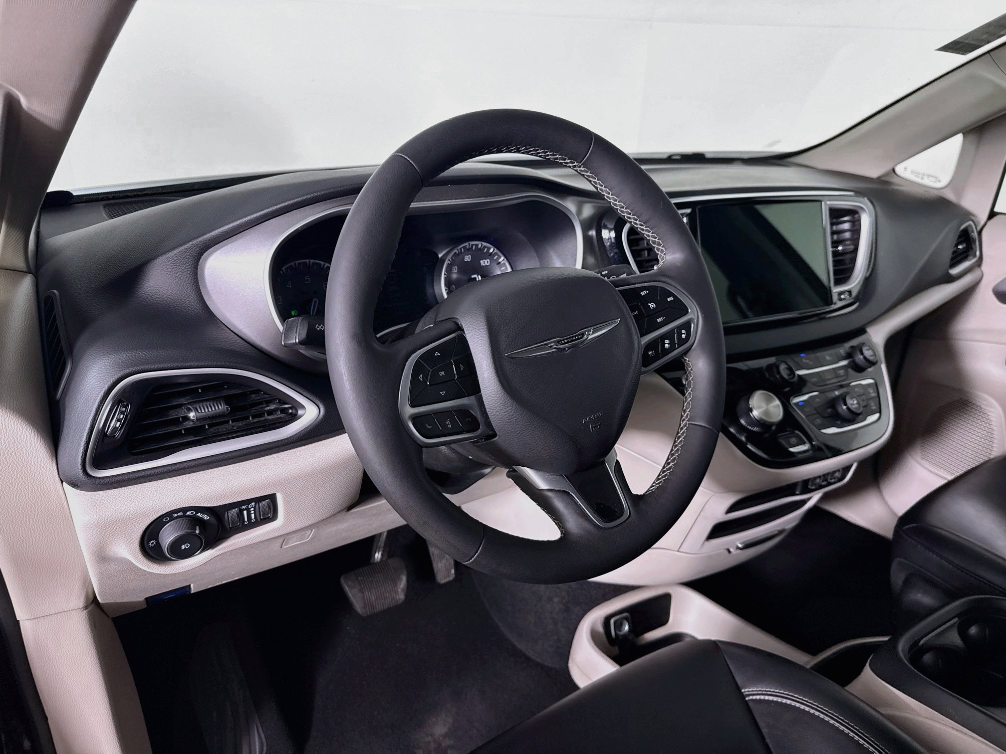 Used 2024 Chrysler Pacifica Touring-L FWD image 8