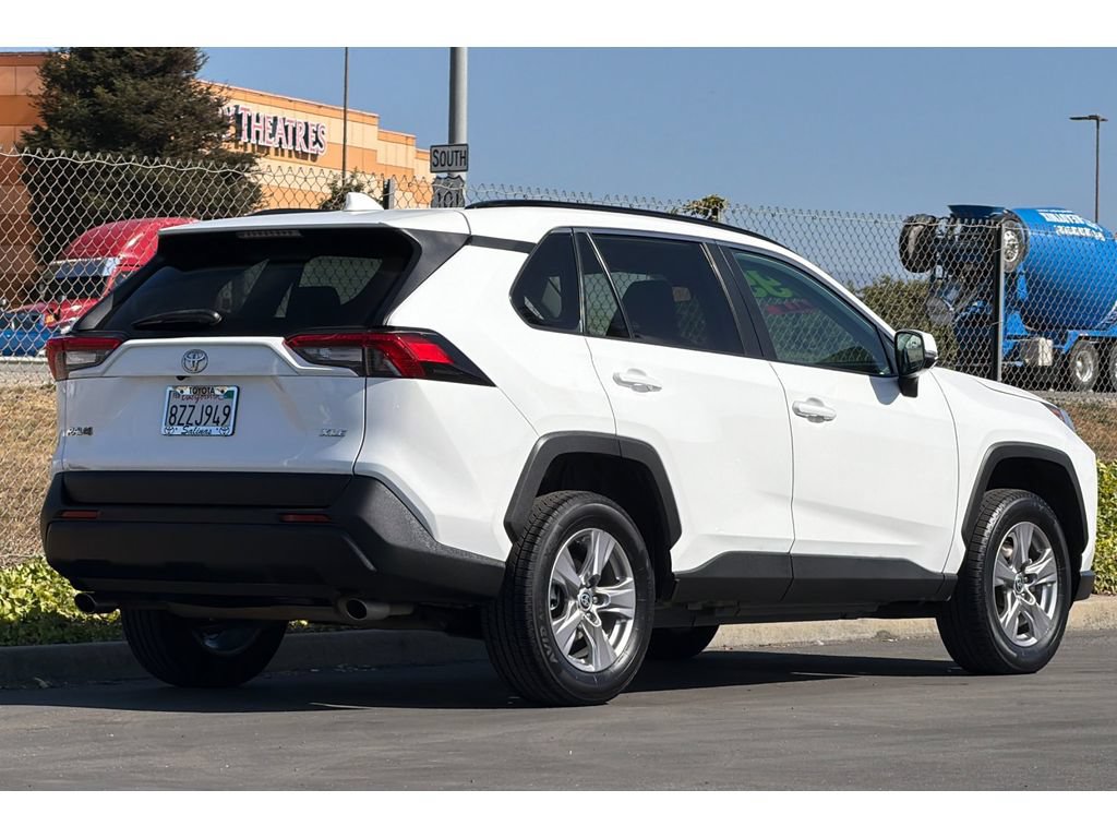 Used 2022 Toyota RAV4 XLE w/ Convenience Package FWD image 4
