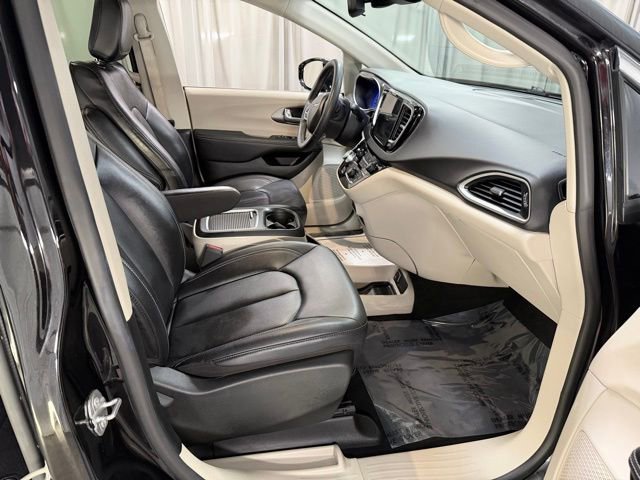 Used 2024 Chrysler Pacifica Touring-L image 7