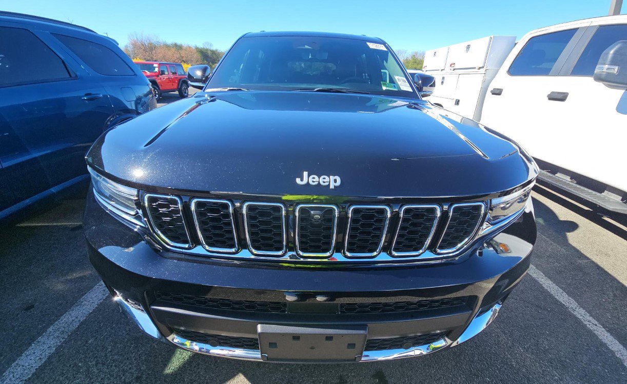 Used 2024 Jeep Grand Cherokee L Limited w/ Luxury Tech Group II image 3