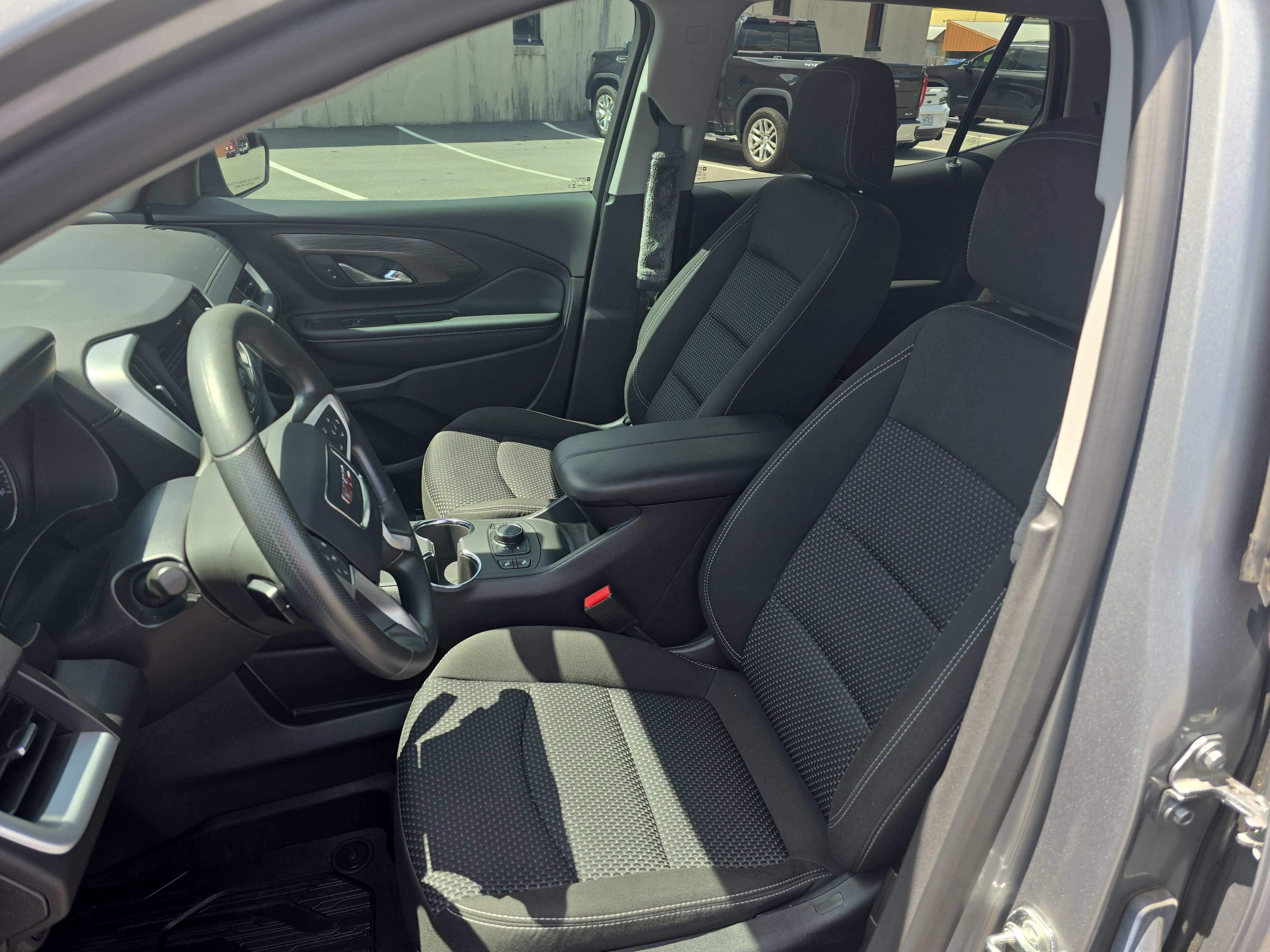 Used 2024 GMC Terrain SLE w/ Driver Convenience Package FWD image 14