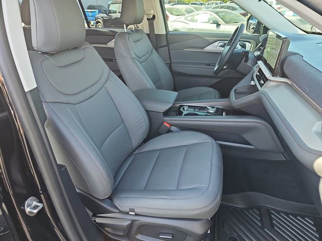 Used 2025 Ford Explorer Active image 10