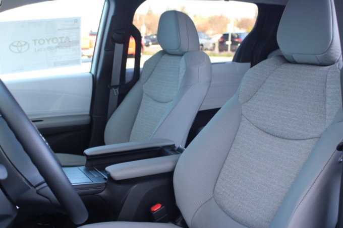 New 2026 Toyota Sienna LE FWD image 9