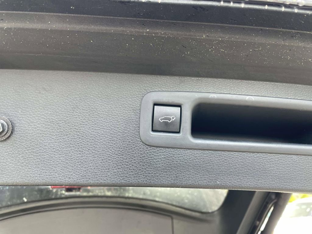 Used 2023 Toyota Highlander XLE image 50