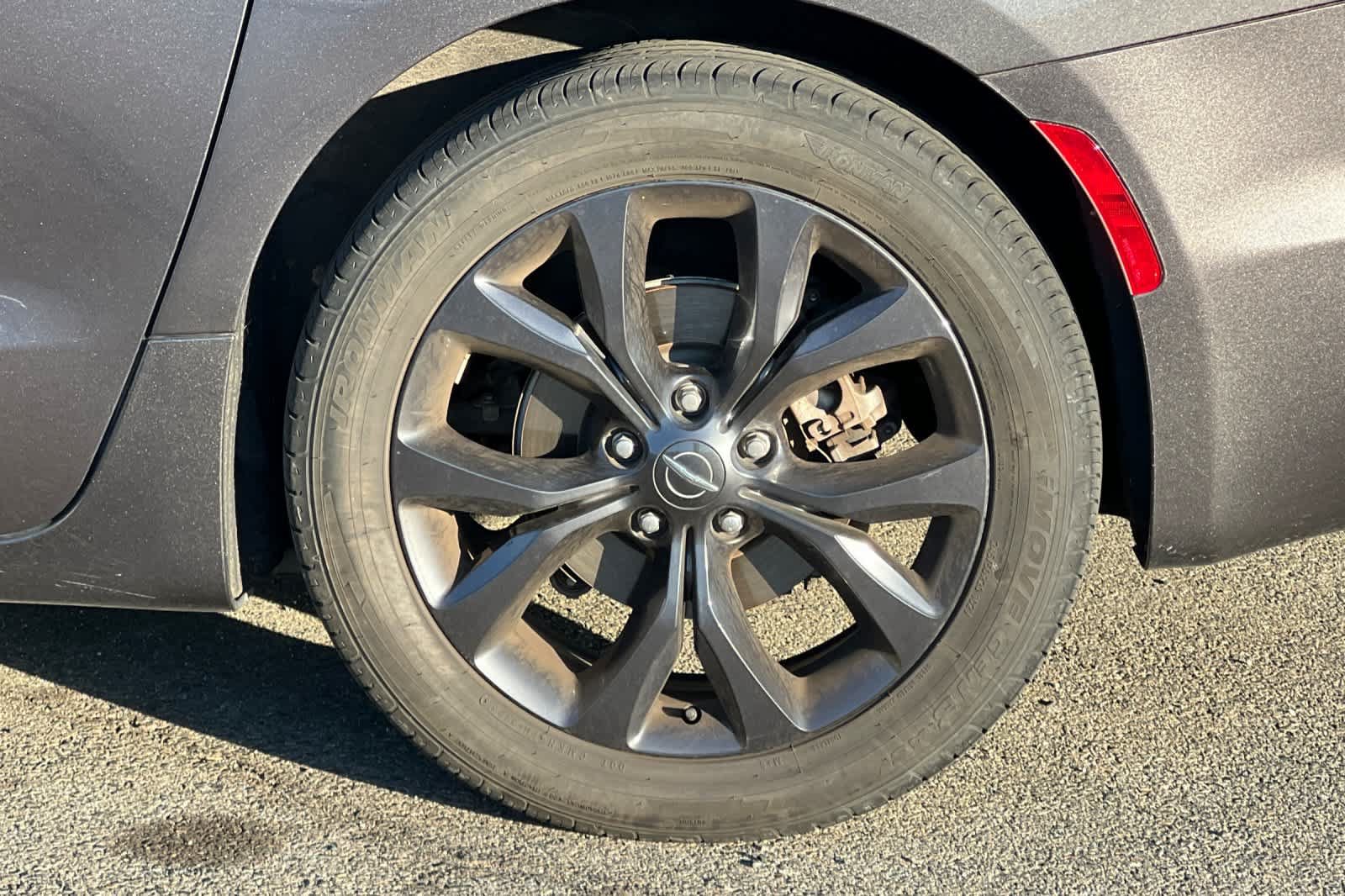 Used 2018 Chrysler Pacifica Limited w/ Advanced Safetytec Group FWD image 25