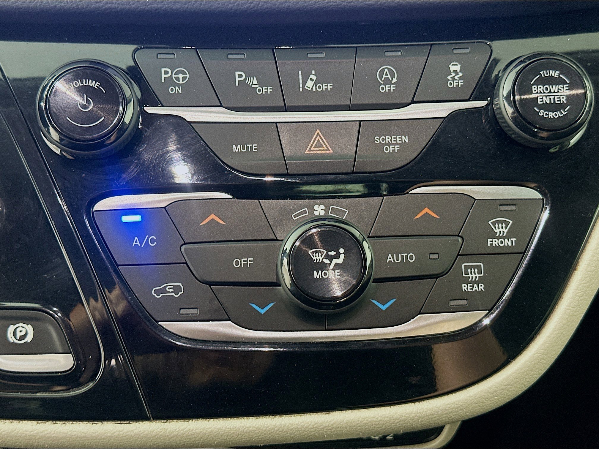 Used 2022 Chrysler Pacifica Touring-L w/ Uconnect Theater Family Group image 24