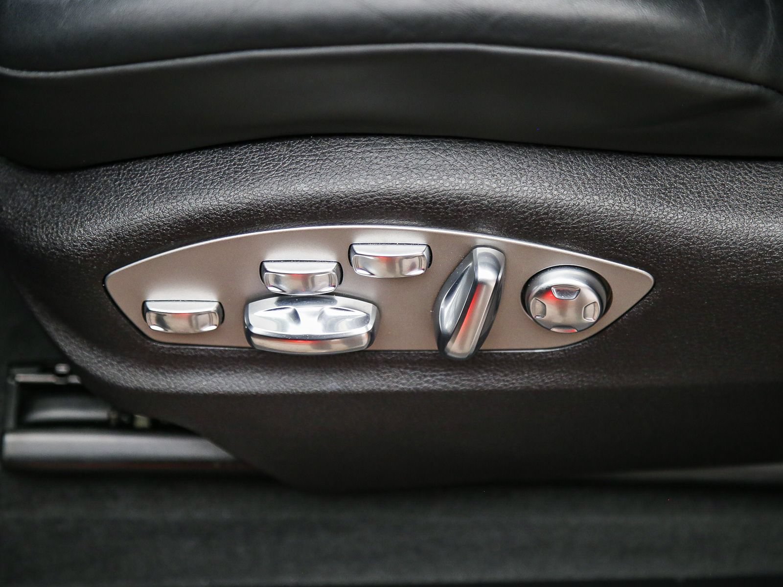 Certified 2026 Porsche Macan AWD/4WD image 25