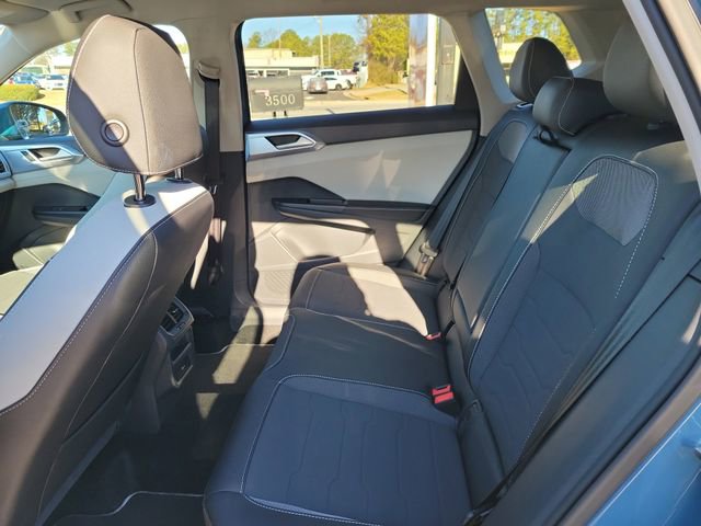 Certified 2025 Volkswagen Taos SE image 11