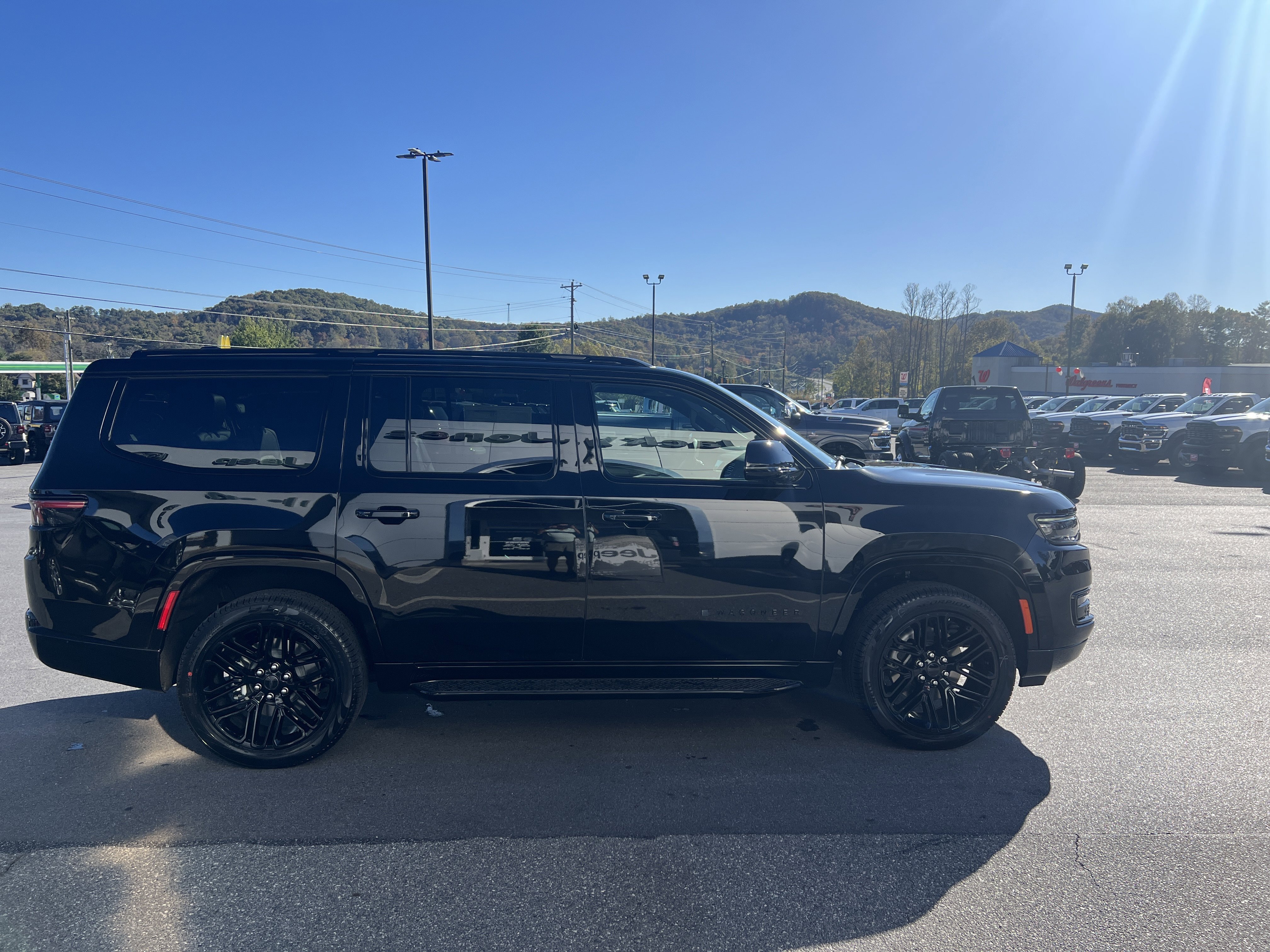 New 2025 Jeep Wagoneer Series II image 4