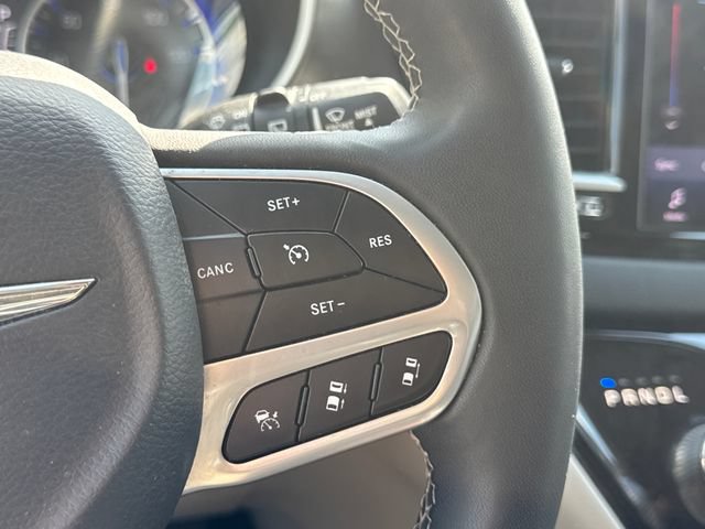 Used 2023 Chrysler Pacifica Touring-L FWD image 28