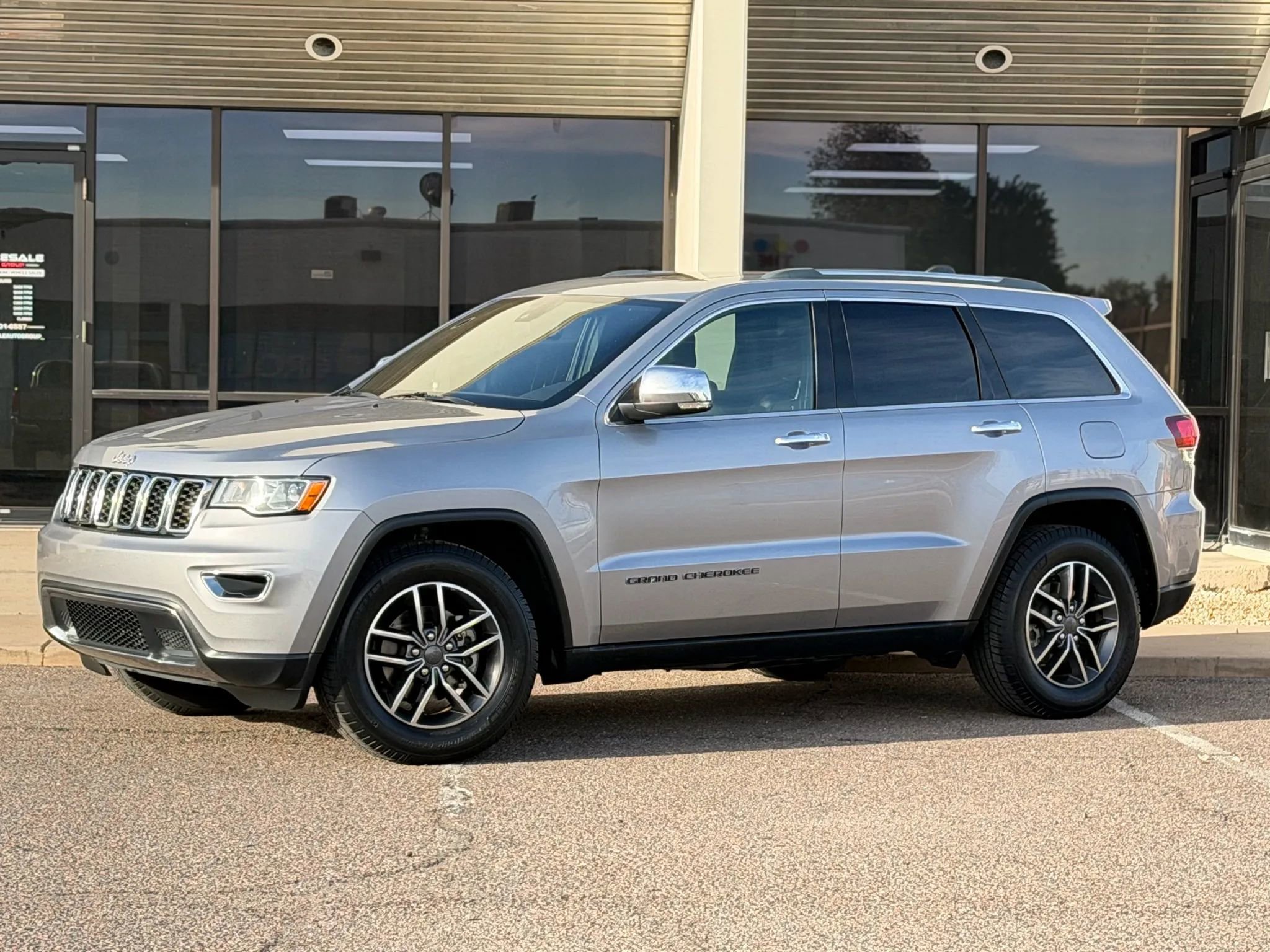 Used 2020 Jeep Grand Cherokee Limited w/ Luxury Group II image 2