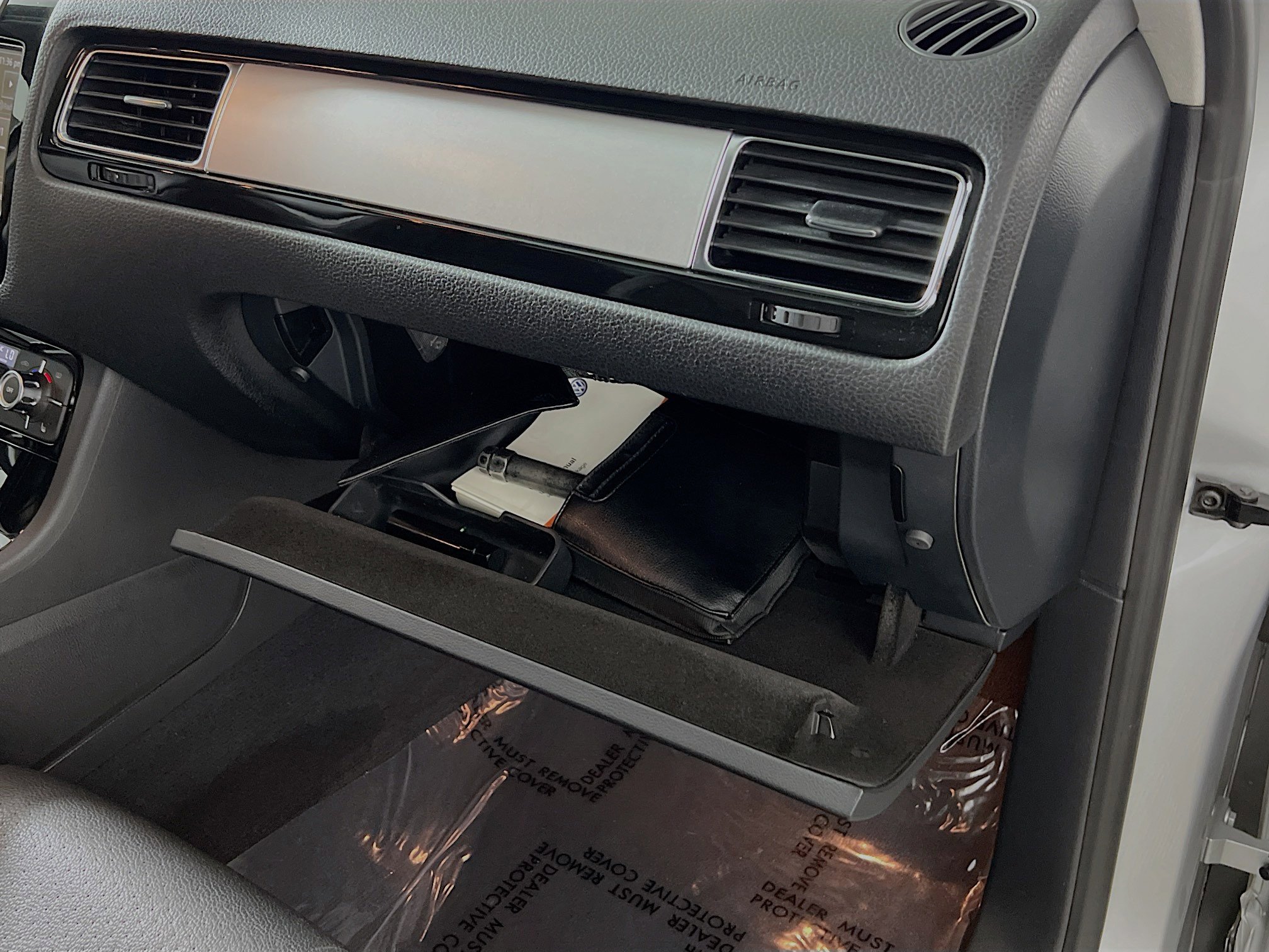 Used 2014 Volkswagen Touareg Sport image 35