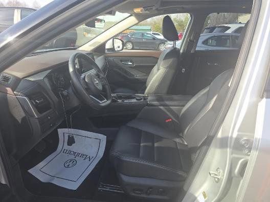 Used 2023 Nissan Rogue SL w/ SL Premium Package image 2