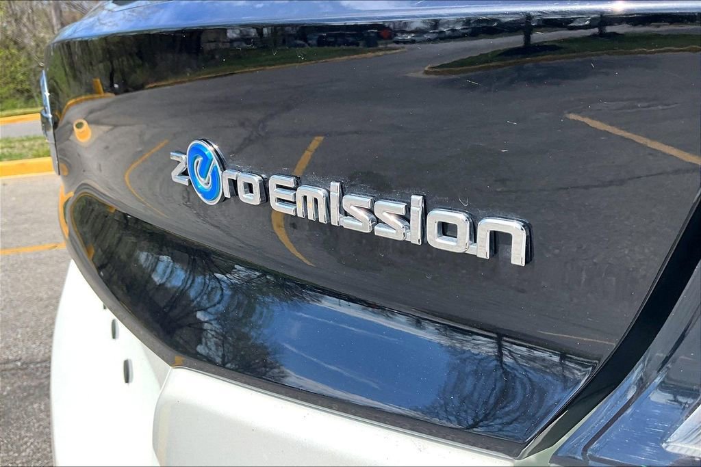 Used 2019 Nissan Leaf SV w/ SV Technology Package FWD image 8