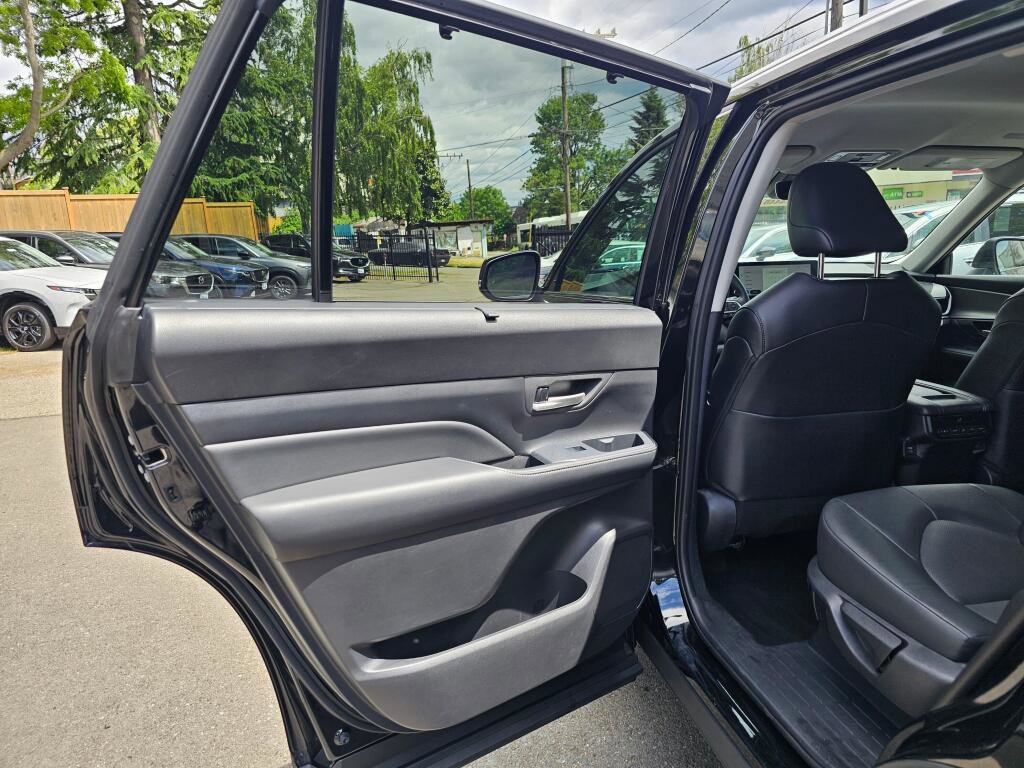 Used 2025 Toyota Grand Highlander FWD image 17
