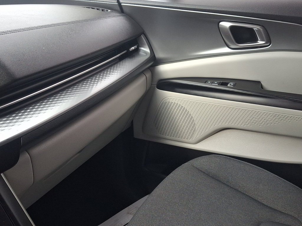 Used 2022 Kia Carnival LX FWD image 33