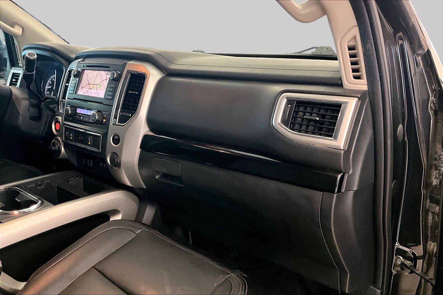 Used 2019 Nissan Titan SV w/ SV Convenience Package AWD/4WD image 17