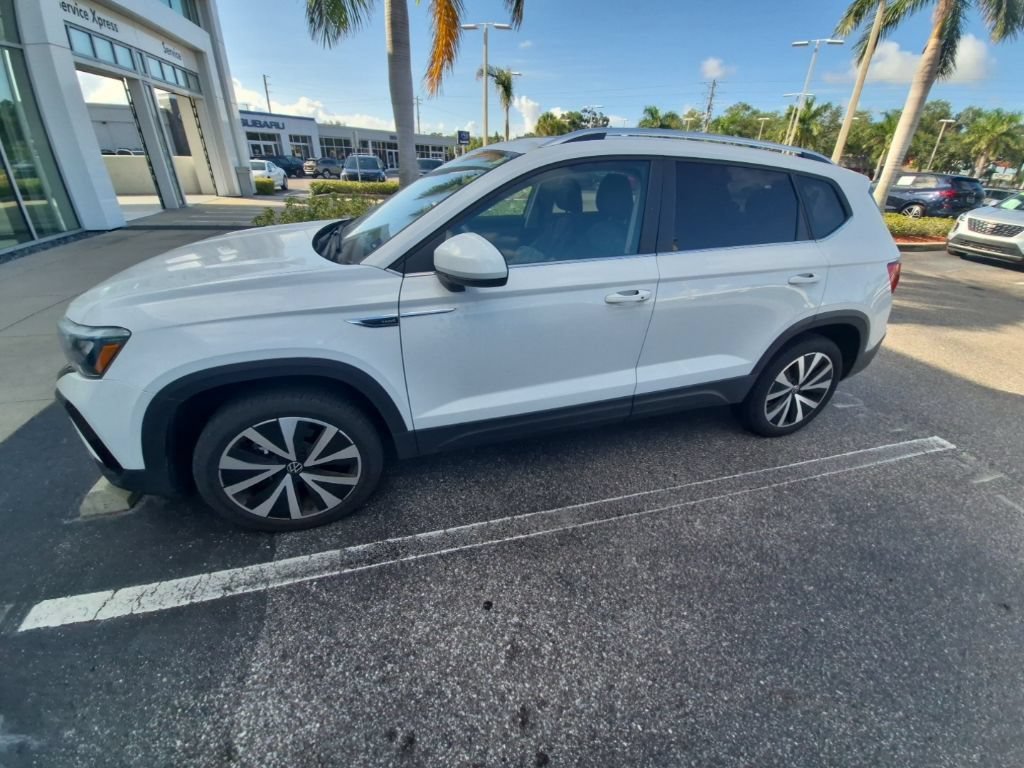 Used 2024 Volkswagen Taos SE w/ Panoramic Sunroof Package FWD image 3